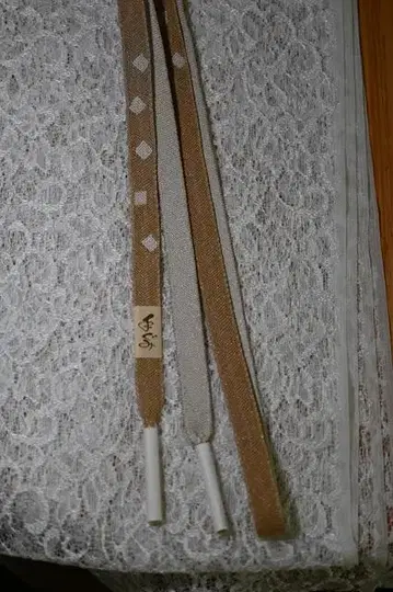 두 가지 색상의 허리띠 브라운과 은색