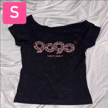 9090 OG 로고 오프 숄더 글리터 티셔츠