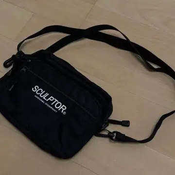 스컬프터 블랙 숄더백