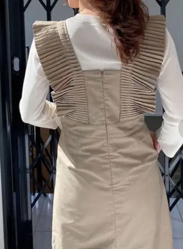 어깨 플리츠 점퍼 스커트 프릴 베이지 살로펫