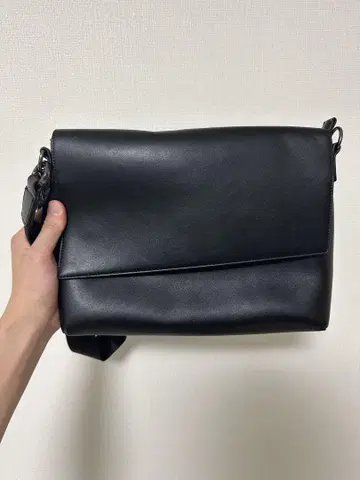 블랙 합성 피혁 메신저 백