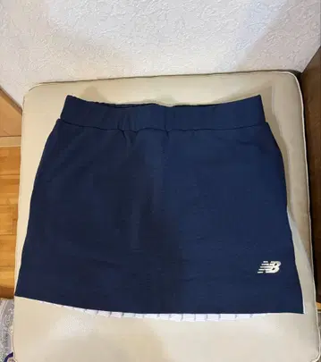New Balance 네이비 플리츠 스커트
