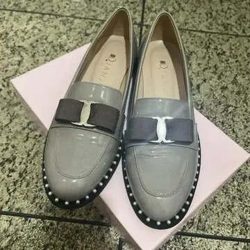 DIANA 리본 로퍼