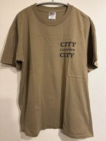 CITY COUNTRY CITY 카키 티셔츠