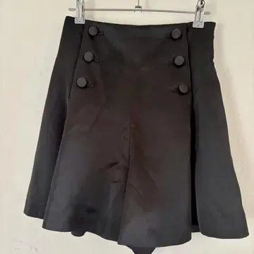 유나이티드 애로우즈 플레어 큐롯 블랙 버튼 포함 34