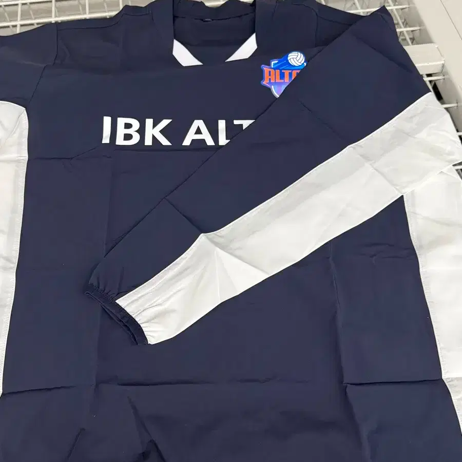 New Product] 21-22 IBK Industrial Bank of Korea Authentic Limited Edition  Long Sleeve Windbreaker Navy #ibk기업은행,#알토스배구단,#여자배구,#배구바람막이,#바람막이 on  Bunjang Global Site.
