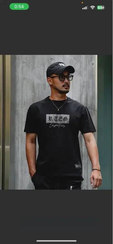 아담스 저글러 블랙 티셔츠