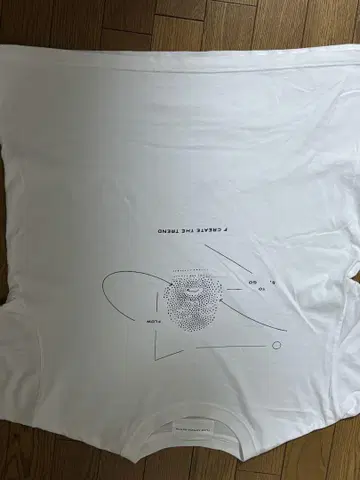 화이트 그래픽 프린트 티셔츠