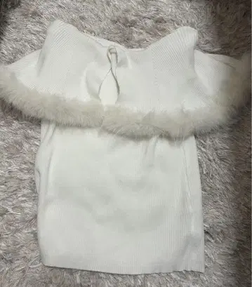 evelyn 케이프 퍼가 달린 상의