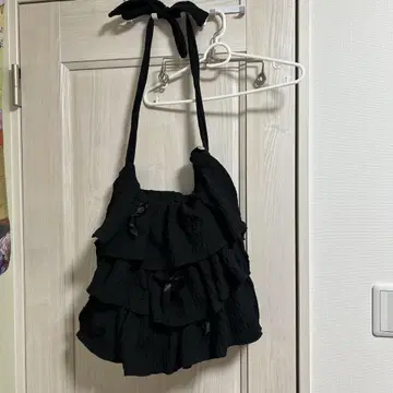 프릴이 달린 블랙 토트백