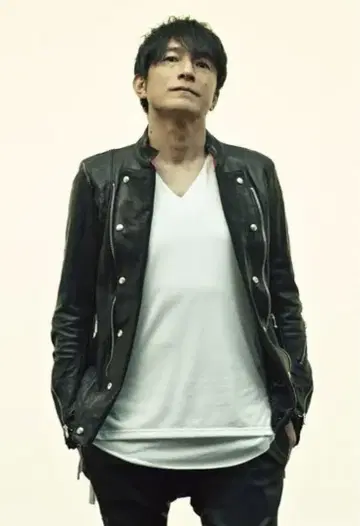 사쿠라이 기류 키류 화이트 레이어드 티셔츠 새상품급