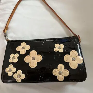 블랙 플라워 무늬 파우치