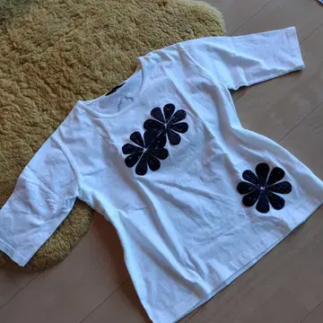 카스리 꽃무늬 모티브 화이트 오분 소매 티셔츠