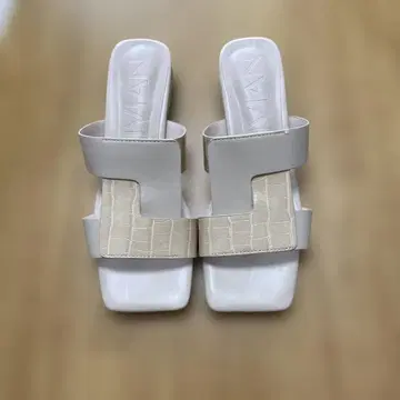 Vivian 베이지 샌들 악어 엠보싱 M 사이즈
