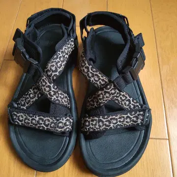 TEVA 레오파드 무늬 샌들