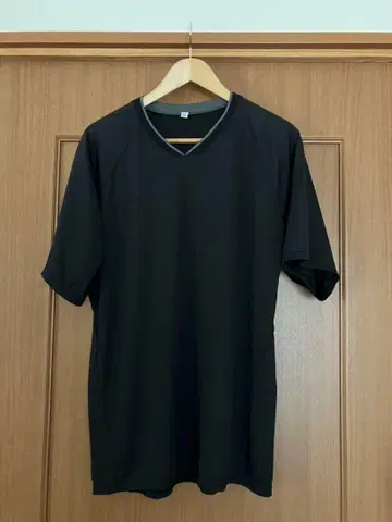 유니클로 블랙 티셔츠 XL 폴리에스테르 100%