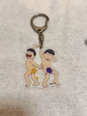 오소마츠 6쌍둥이 아크릴 키링 옷 갈아입기 파라다이스