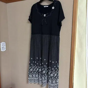 블랙 컬러 꽃무늬 자수 반팔 롱 원피스