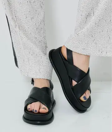 CITY 시티 신세틱 가죽 크로스 샌들 통굽 블랙