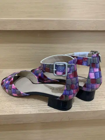 CLARIE 멀티 컬러 샌들 LL
