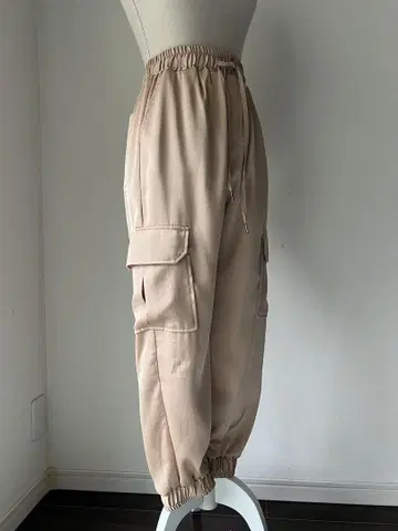샴페인 골드 새틴 카고 조그 팬츠