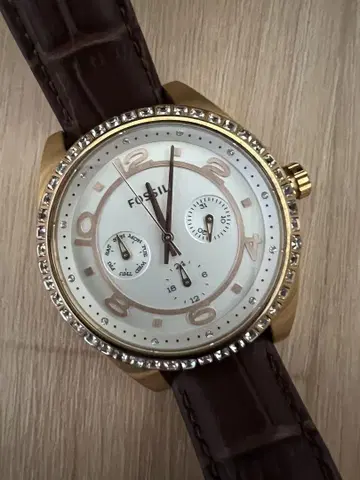FOSSIL 스톤이 세팅된 아날로그 손목시계