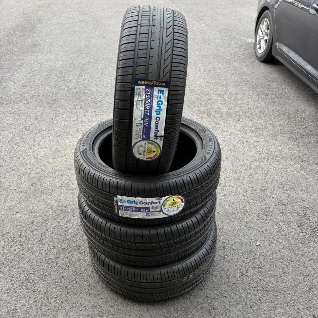 굿이어 타티어 215 50 17 21년도 이월타이어 저렴하게 판매합니다.