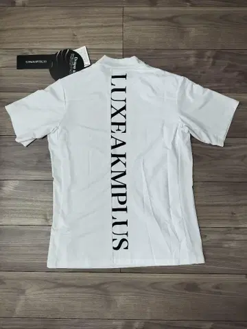 LUXEAKMPLUS 화이트 모크넥 티셔츠 M 사이즈