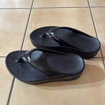 Oofos 블랙 통굽 샌들