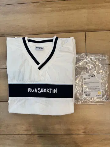 RUNSEOKJIN V넥 티셔츠 M 사이즈 화이트