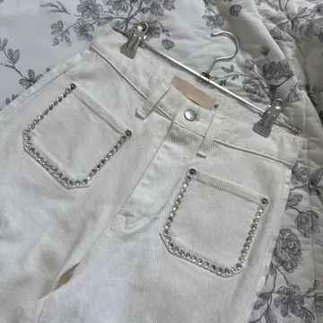 maisonmarble 화이트 스트레이트 데님 스터드 장식