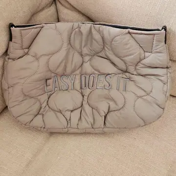 EASY DOES IT 퀼팅 바디백