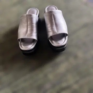 실버 통굽 슬라이드 샌들