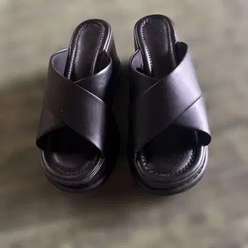 크로스 스트랩 블랙 플랫폼 샌들