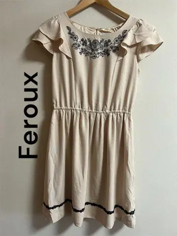Feroux 페루 베이지 프릴 소매 원피스 2