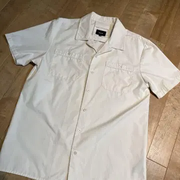 HUF 화이트 반팔 셔츠 M 사이즈
