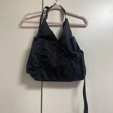 하프 트랙 제품 블랙 숄더백