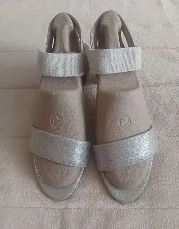 미사용 새상품 LE TALON 6cm 밴딩 벨트 샌들 실버 LL