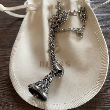 벨형 실버 컬러 목걸이