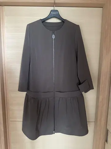 FOXEY 다크 브라운 카키 레이니