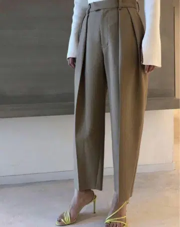 STUNNING LURE 스터닝 루어 페메일 쉐이프 팬츠