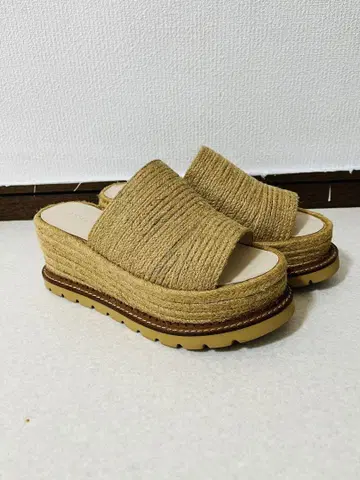moussy 베이지 통굽 슬라이드 샌들