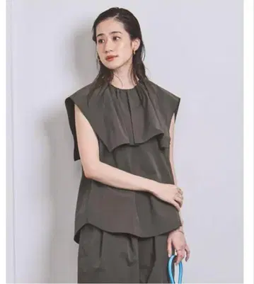 유나이티드 애로우즈 슬리브리스 블라우스
