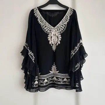 블랙 자수 플레어 슬리브 튜닉