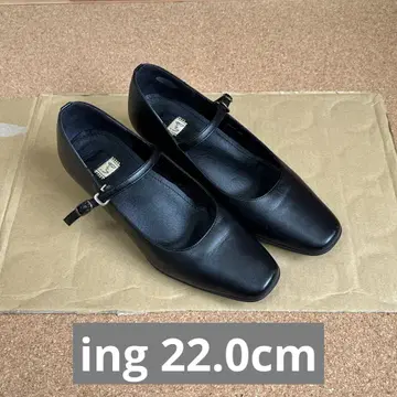 스트랩이 달린 블랙 펌프스 취업활동