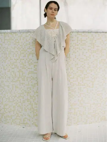 MEDI RUFFLE KNIT ROMPERS 아이보리 S 사이즈