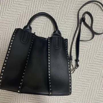 스터드가 달린 블랙 토트백