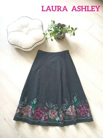 Laura Ashley 자수 스팽글 플레어 스커트