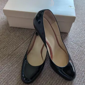 오데뜨 앤 오딜 블랙 에나멜 하이힐 23.5cm 박스 포함