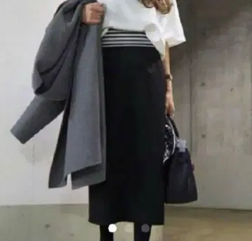 타이트 스커트 보더스 앳 발코니